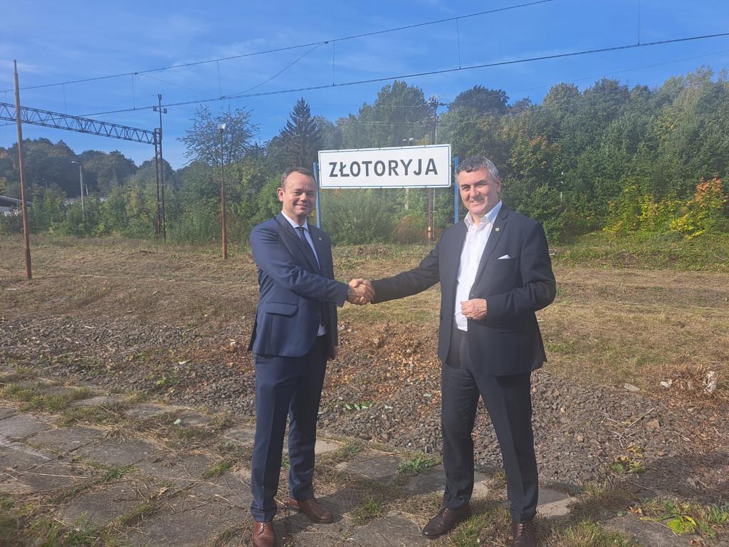 Piotr Karwan i Robert Pawłowski na Złotoryjskim dworcu w dniu podpisania umowy na rewitalizację linii kolejowej z Legnicy do Złotoryi